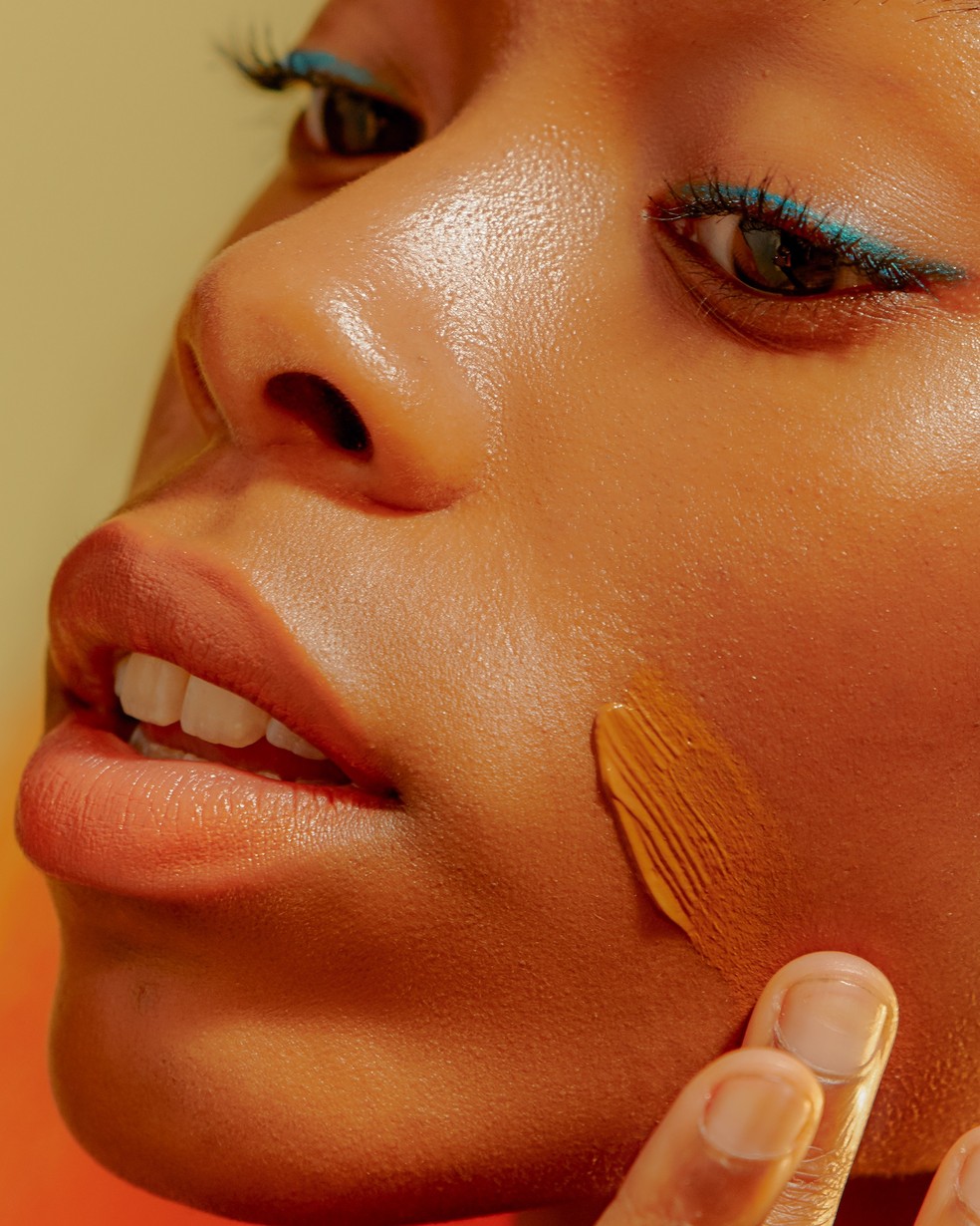 Mary Kay lança aplicativo que analisa pele das consumidoras (Foto: Getty Images) — Foto: Glamour