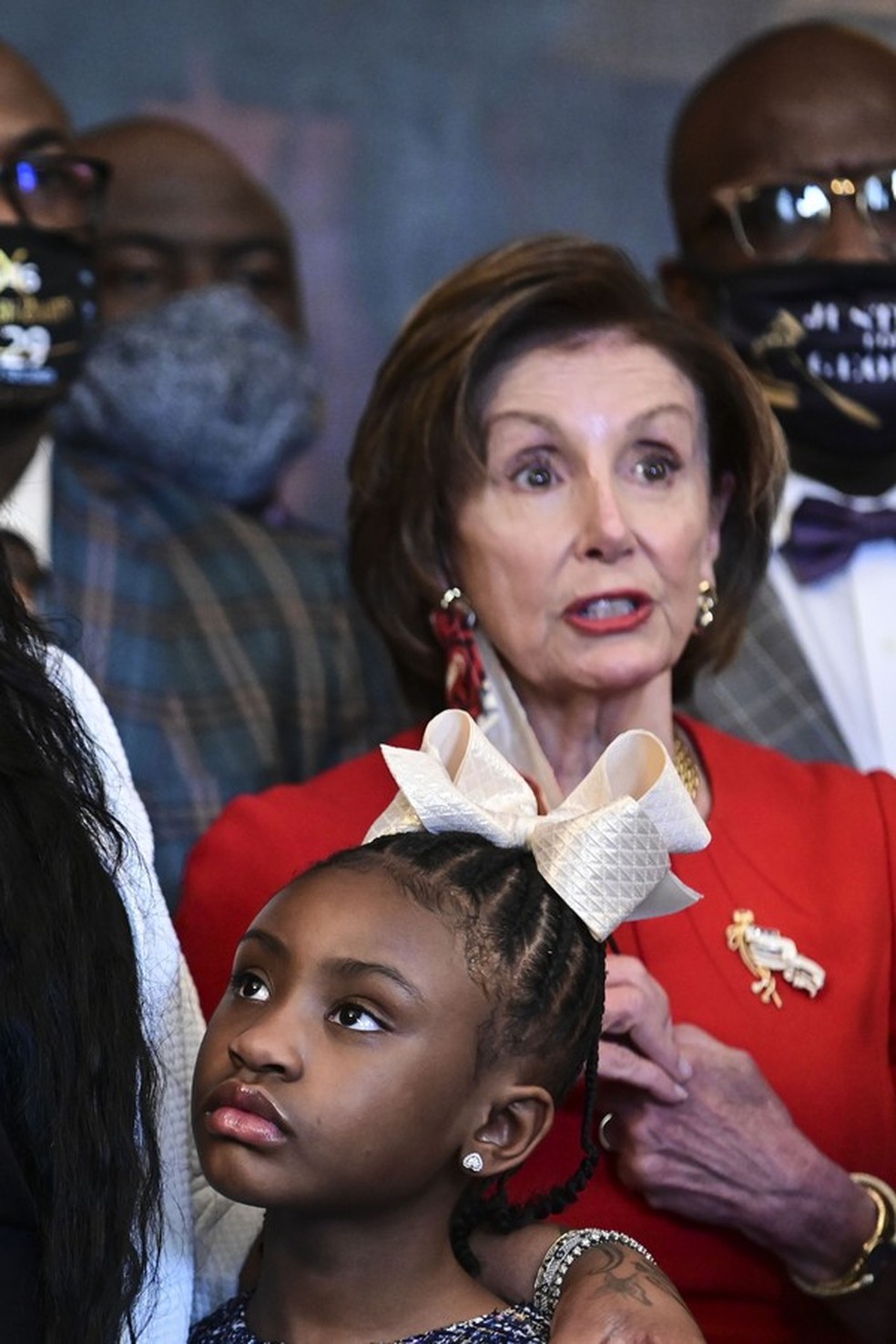 Gianna com a mãe Roxie e Nancy Pelosi ao fundo (Foto: Getty Images) — Foto: Glamour