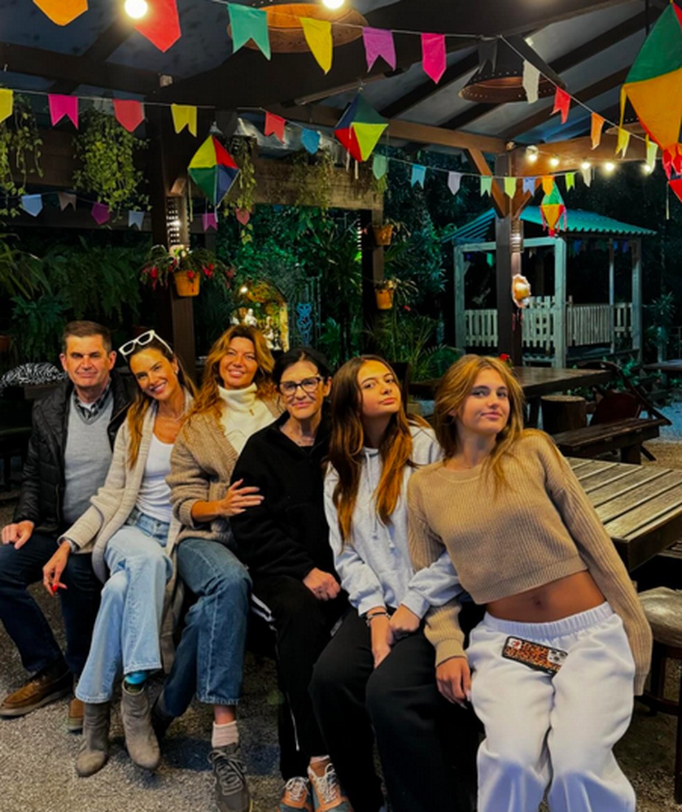 Alessandra com a família — Foto: Reprodução/Instagram