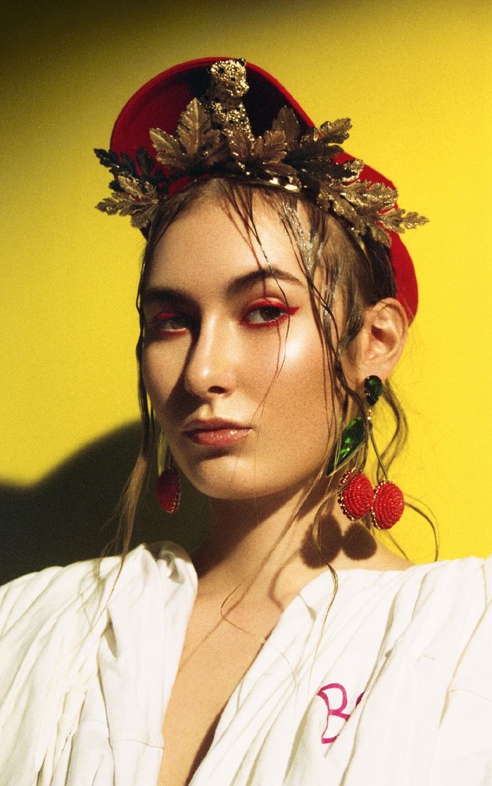 Casaco, Gibsh; boné, Riccardo Comi; brincos, Caterina mariani; coroa, Abodi by Caterina Mariani. (Foto: Louis Philippe de Gagoue) — Foto: Glamour