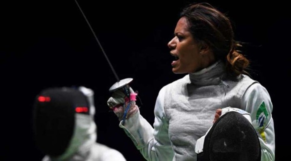 Brasileira troca a moda pela esgrima e se torna destaque mundial no esporte
