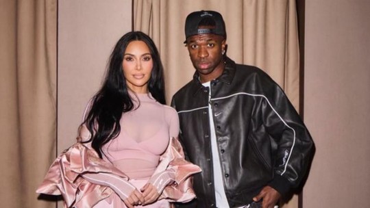 Kim Kardashian mostra encontro com Vinicius Jr. em Paris