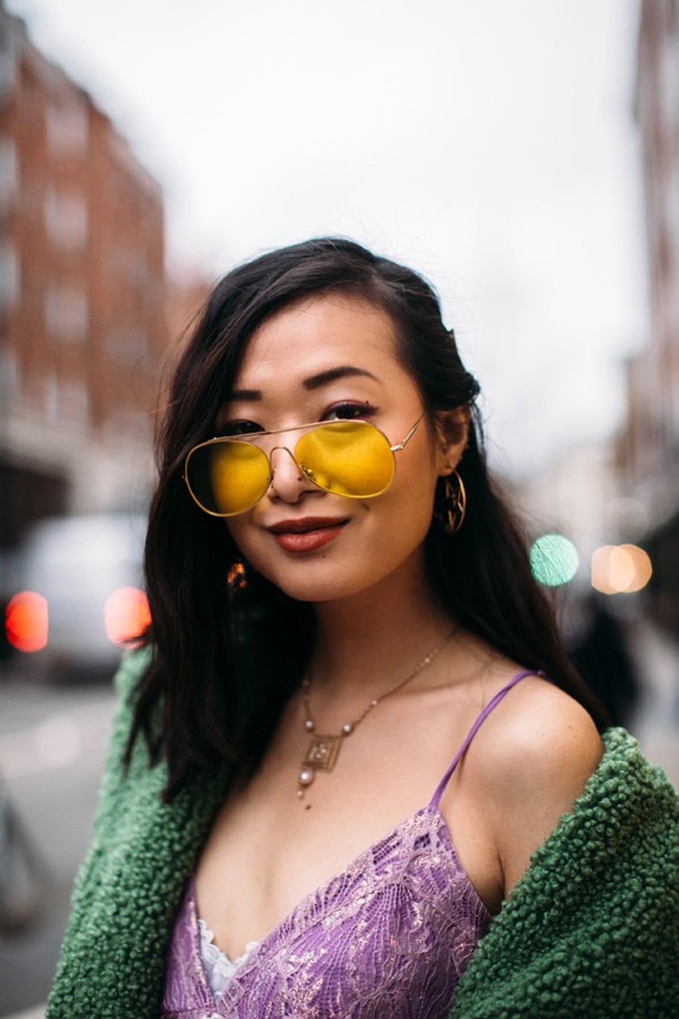 Lentes coloridas para vermos um mundo mais colorido. Que tal? (Foto: Imaxtree) — Foto: Glamour