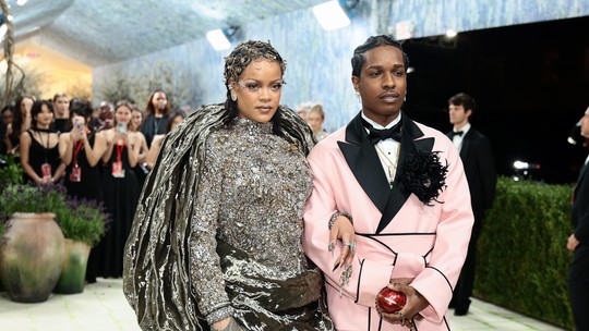 Met Gala 2026: Rihanna encerra tapete vermelho, ao lado de ASAP Rocky, com look escultural Met Gala 2026: Rihanna encerra tapete vermelho, ao lado de ASAP Rocky, com look escultural