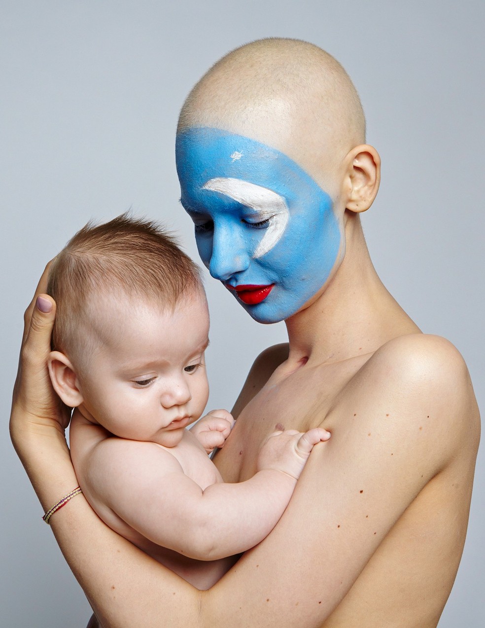 Elizaveta Bulokhova e seu filho, Valentin. (Foto: Manolo Ceron) — Foto: Glamour