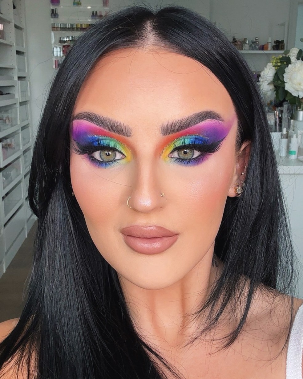 Ideias de maquiagens coloridas para looks festivos o ano todo — Foto: @mikaylajmakeup