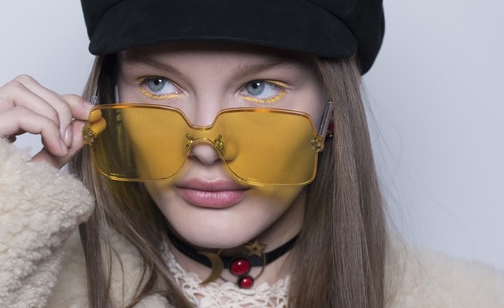 Olhos amarelos no desfile da Gucci de inverno 2019 (Foto: Divulgação) — Foto: Glamour