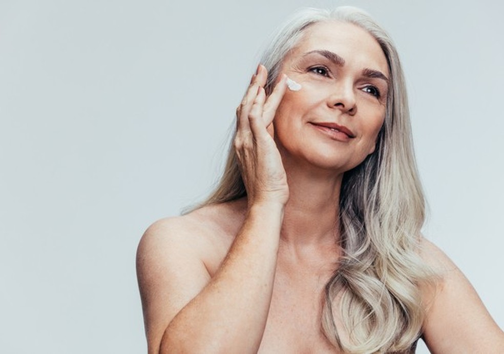 91% das mulheres afirmaram que a hidratação é fundamental na rotina de cuidados com a pele (Foto: Getty Images) — Foto: Glamour