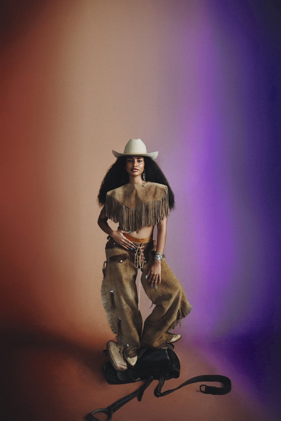 Bota e chapéu, Minha Avó Tinha; pulseira e brinco marrom, Hector Albertazzi; brinco prata, Mariana Dias — Foto: Glamour Brasil | Fotos Fernanda Pompermayer | Styling Sanny Elias