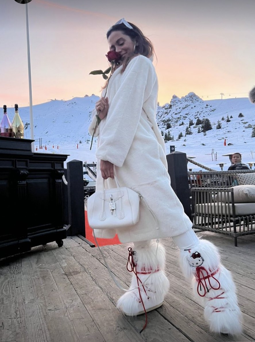 Anitta usa bota da Hello Kitty que é favorita de Dua Lipa