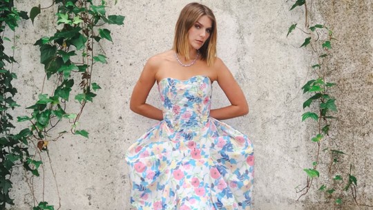 Isabella Santoni usa vestido floral de estilista brasileiro na França e anuncia novo projeto