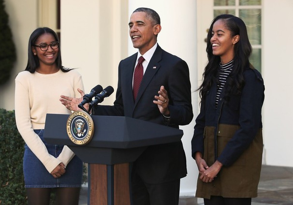 Obama e suas filhas (Foto: Getty Images) — Foto: Glamour