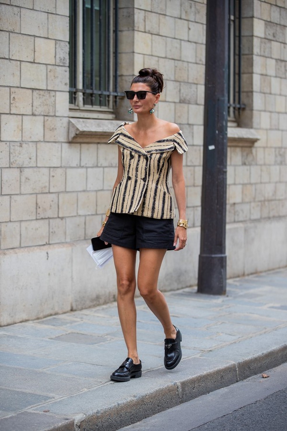 Apredsa a usar colete de alfaiataria como blusa, o styling da vez (Foto: Getty Images) — Foto: Glamour