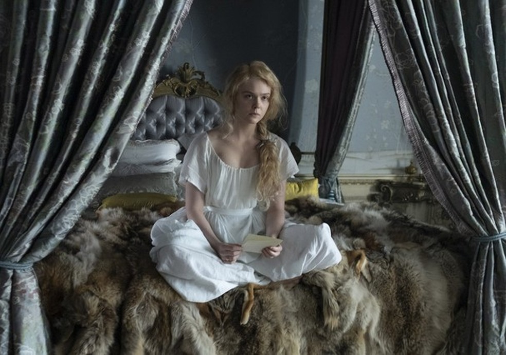 The Great -- "The Great" - Episode 101 - In 1761, Catherine travels to Russia and becomes the Empress by marrying the Emperor of Russia, Peter. With hopes of marrying a great love, Catherine soon realizes Peter is a selfish brat who stands against everyth (Foto: Hulu) — Foto: Glamour