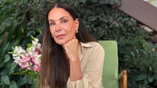 Carolina Ferraz desabafa sobre experiência com "chip da beleza": entenda o que é