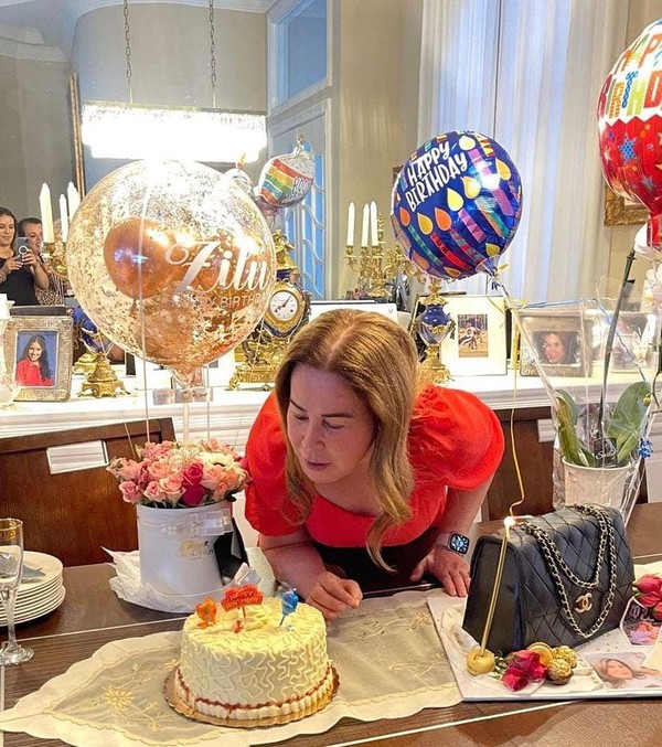 Zilu Godoi ganha bolo em forma de bolsa para celebrar aniversário