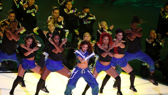 Anitta apresenta música inédita na final da Champions League; assista