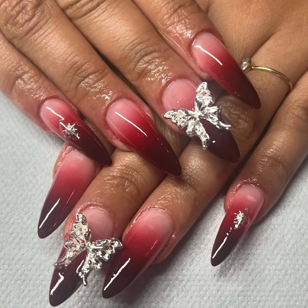Unhas dark cherry continuam em alta em 2025 — Foto: Reprodução/Instagram