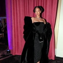 Rihanna no Globo de Ouro 2023 de Schiaparelli customizado — Foto: Getty Images