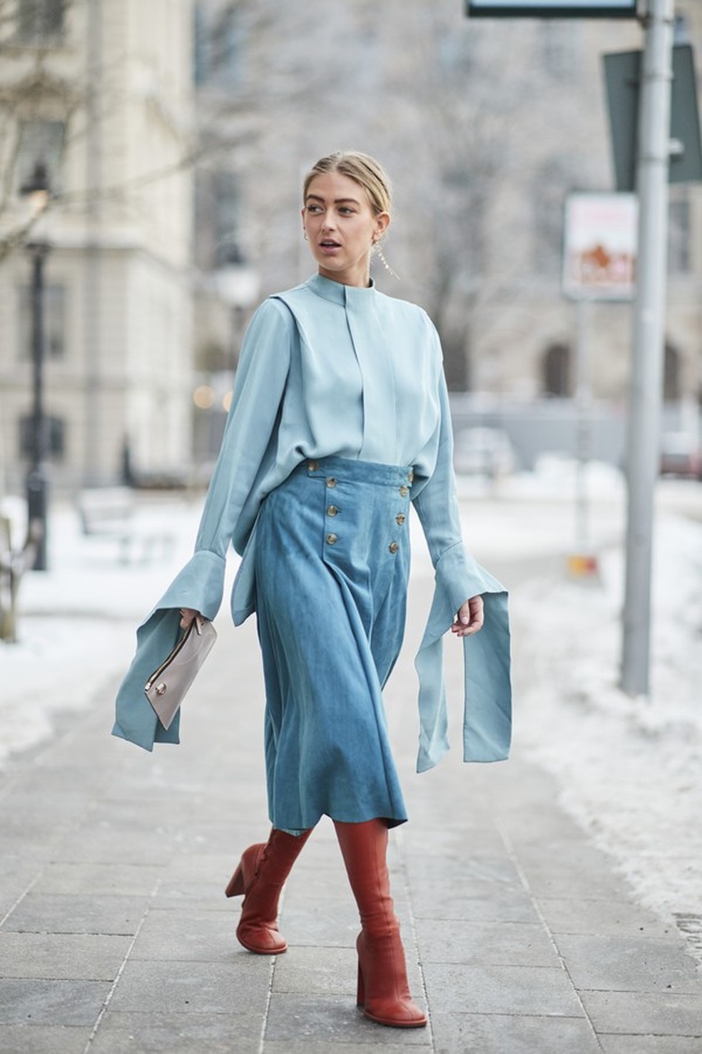 Mistura boa essa, hein? Azul + vermelho para unir trends! (Foto: Imaxtree) — Foto: Glamour
