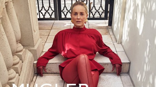 Sharon Stone revive famosa cruzada de pernas em campanha