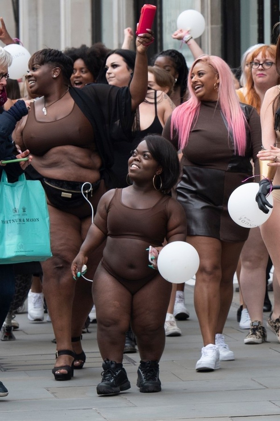 Mulheres participam de manifestação em Londres (Foto: BACKGRID) — Foto: Glamour
