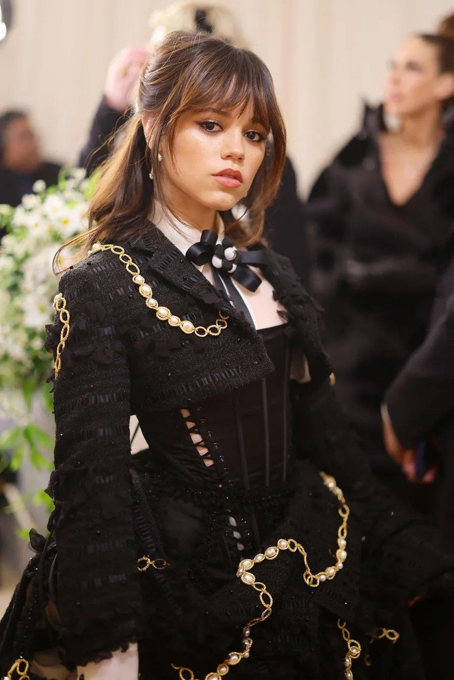 Jenna Ortega mira em look gótica dramática para Met Gala 2023