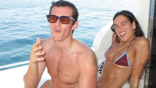 Dua Lipa comemora aniversário do noivo, Callum Turner: "Meu para sempre"