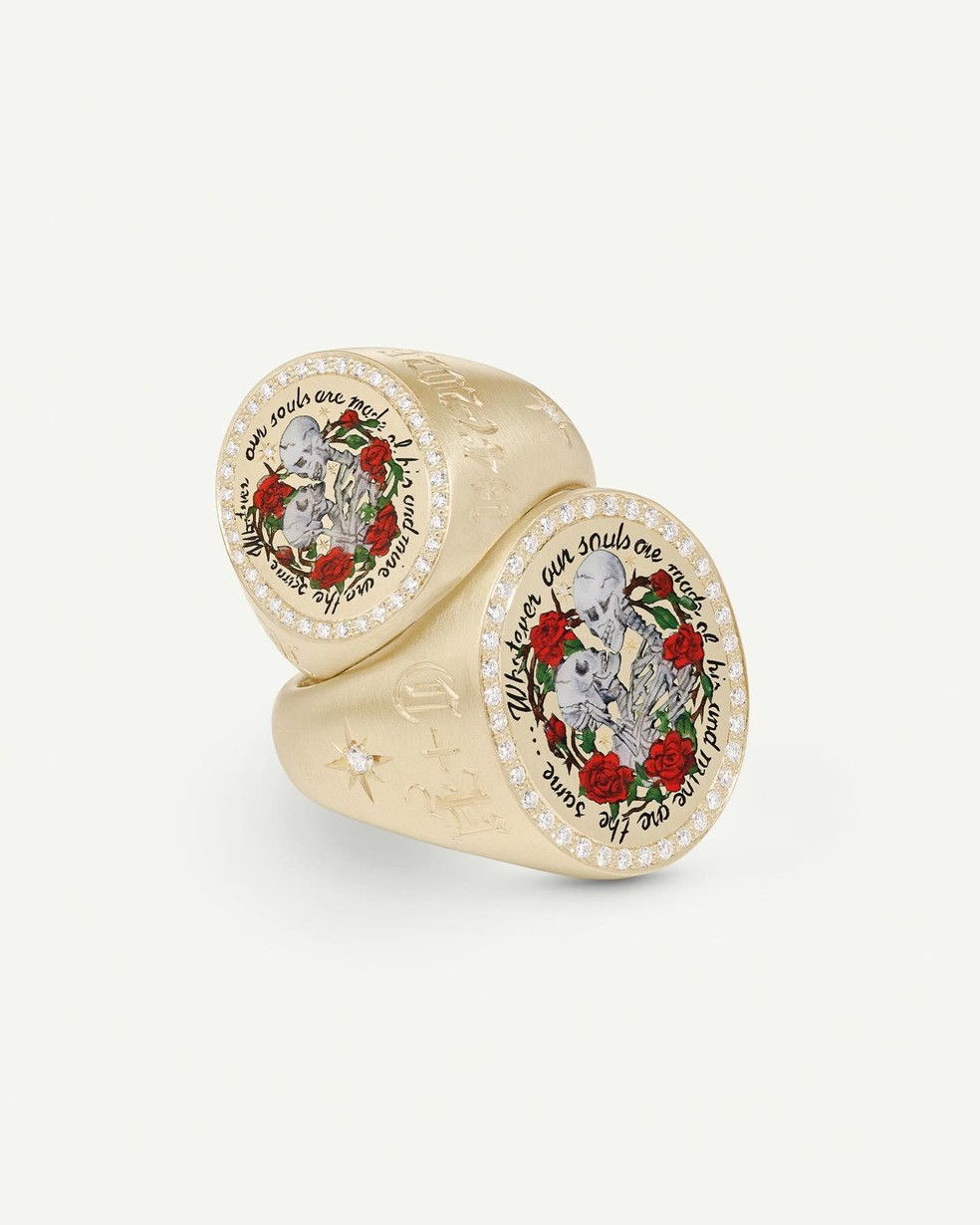 Margot Robbie presenteia Jacob Elordi com anel inspirado em 'O Morro dos Ventos Uivantes' — Foto: Reprodução/Instagram/@cecejewelleryofficial