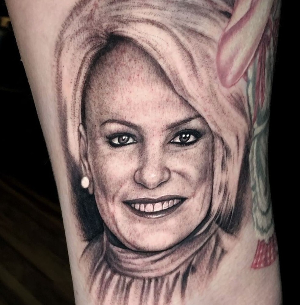 A influenciadora digital homenageou a apresentadora com tattoo na perna (Foto: Reprodução/Instagram) — Foto: Glamour