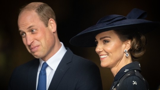 Kate Middleton usa presente do rei Charles em estreia como princesa de Gales no dia da Commonwealth