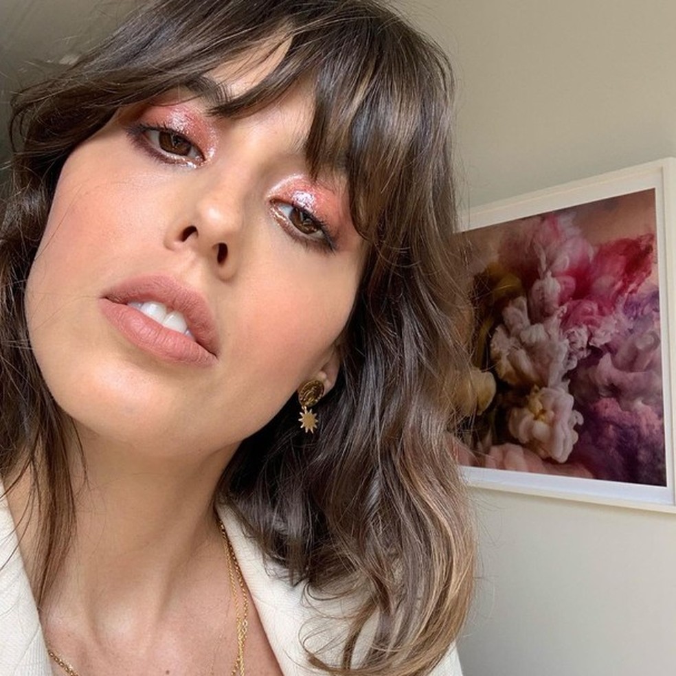 Rosa acetinado (Foto: Reprodução / Instagram @violette_fr) — Foto: Glamour
