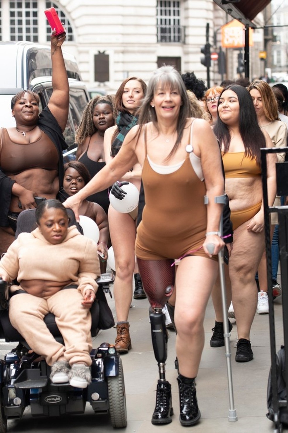 Mulheres participam de manifestação em Londres (Foto: BACKGRID) — Foto: Glamour