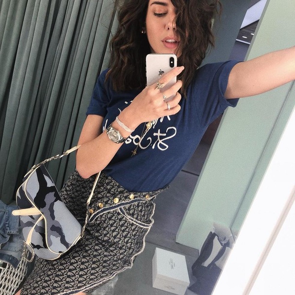 Camila Coutinho com a Saddle bag (Foto: Reprodução) — Foto: Glamour