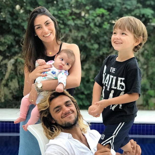 Felipe Simas e Mariana Uhlmann com os filhos (Foto: Instagram/Reprodução) — Foto: Glamour