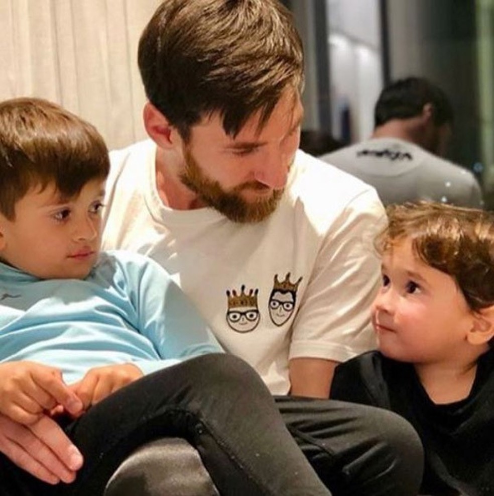 Messi e os filhos (Foto: Reprodução/Instagram) — Foto: Glamour
