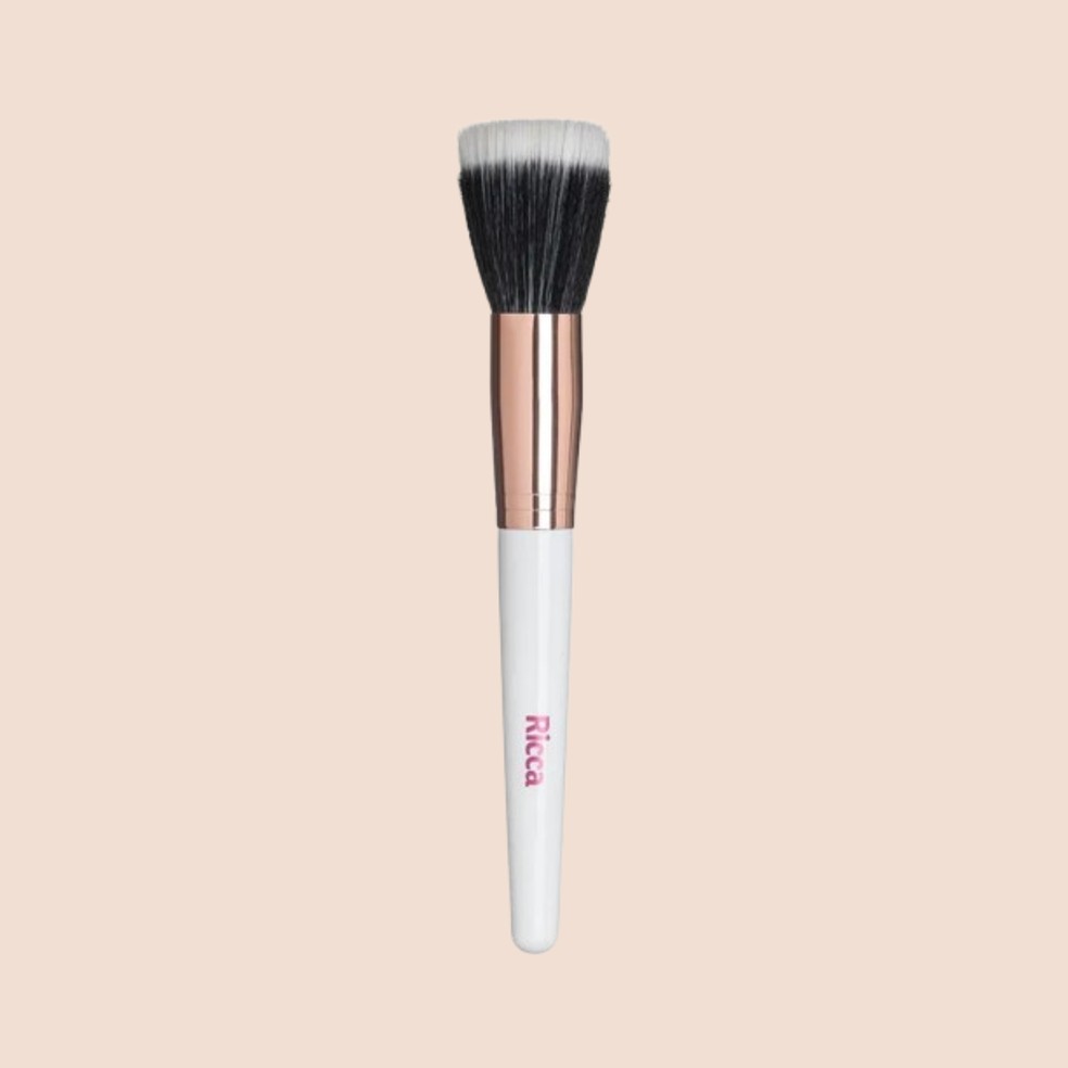 Pincel para base Duo Rose Gold Fiber, da Ricca  — Foto: Divulgação