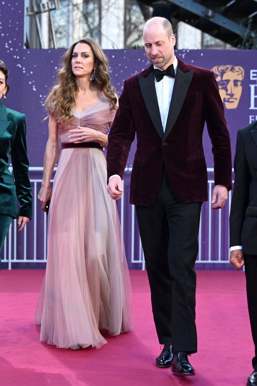 Príncipe William e Kate Middleton cruzam o tapete vermelho do BAFTA, em Londres