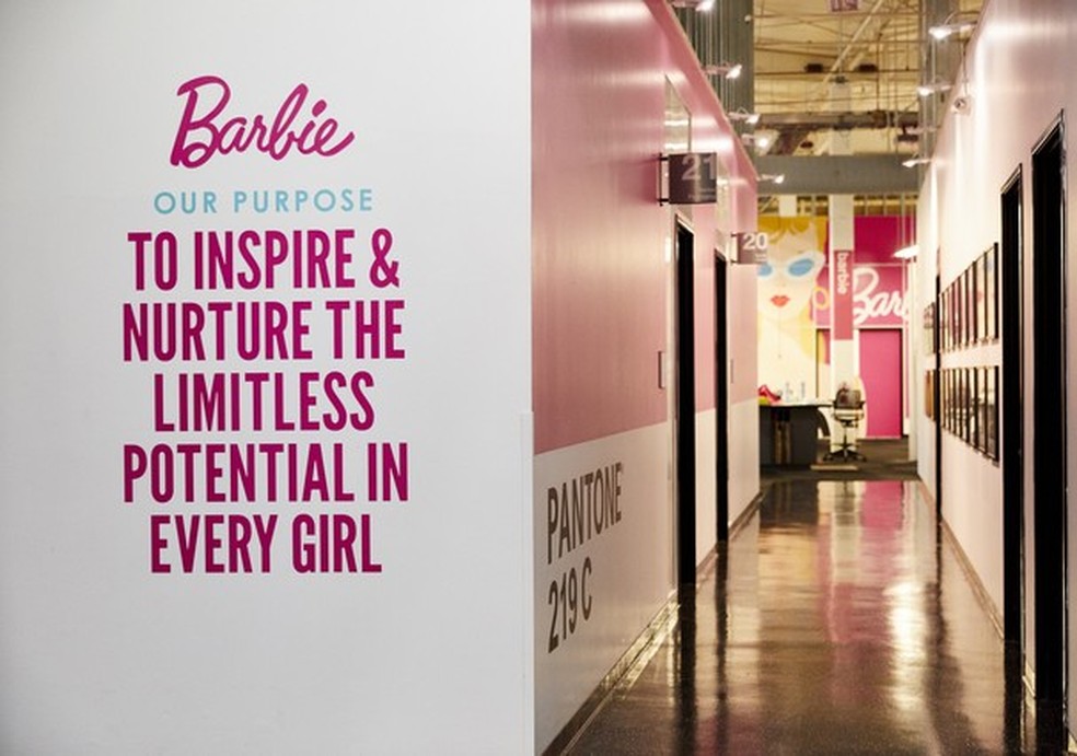 A missão da Barbie, pintada no lobby da Mattel (Foto: Teri Weber) — Foto: Glamour