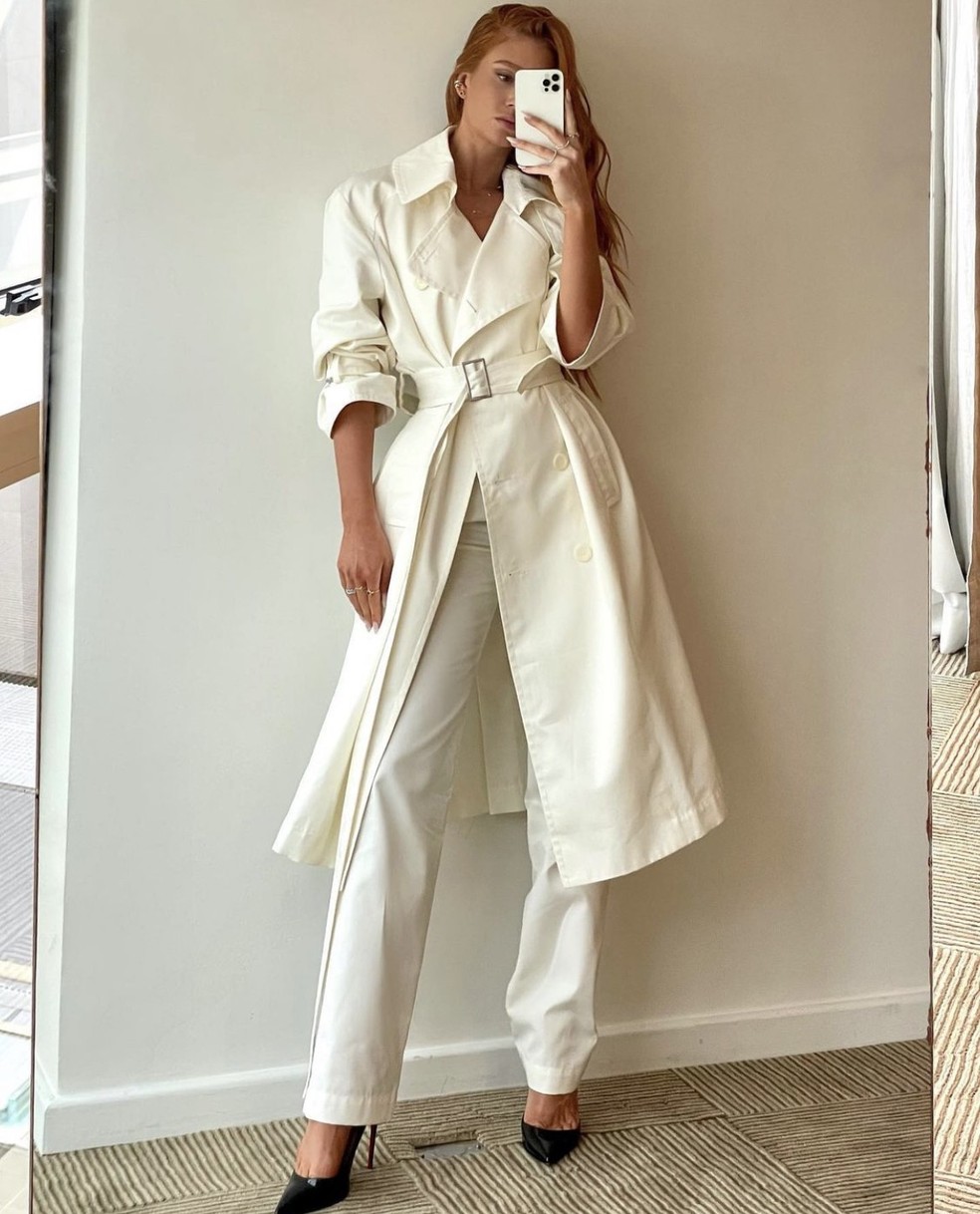 Marina Ruy Barbosa aposta em look monocromático com sobretudo e cinto (Foto: Reprodução/Instagram @marinaruybarbosa) — Foto: Glamour