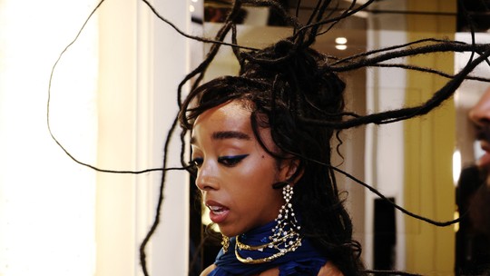 Met Gala 2026: trancista das famosas impressiona por penteado escultural no baile