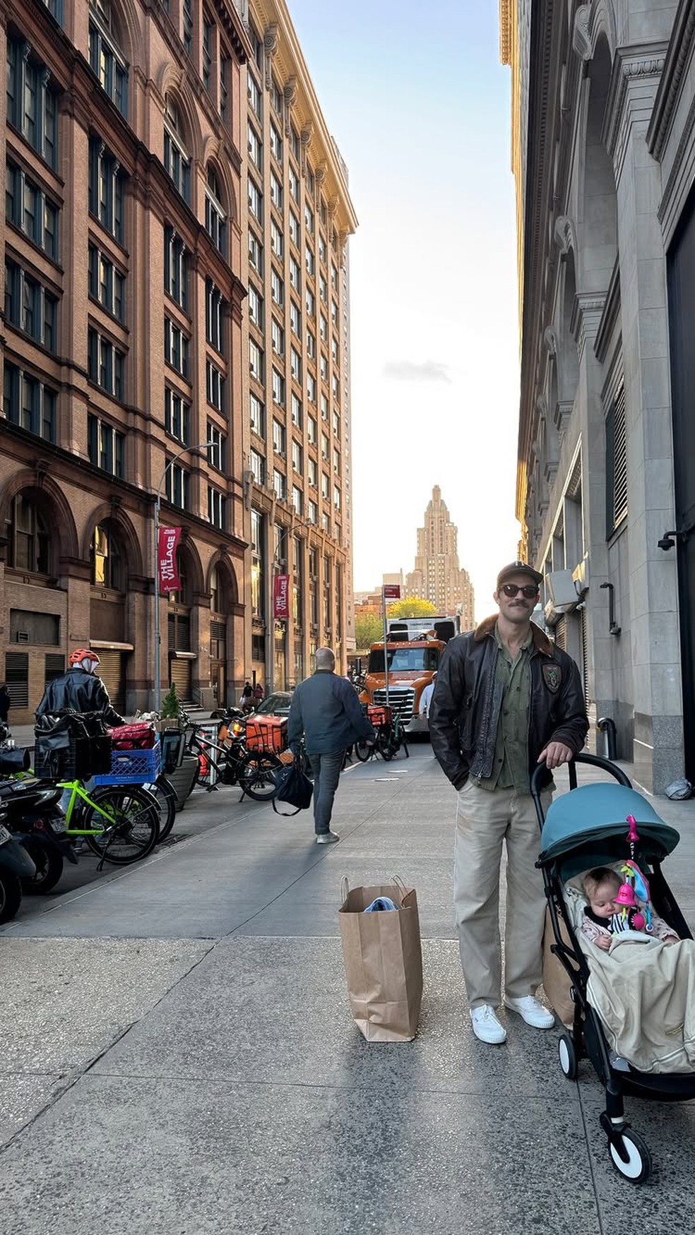 Laura Neiva curte passeio em Nova York com Chay Suede e a filha — Foto: Reprodução/Instagram