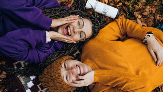 O que fazer no fim de semana? Glamour indica novo single da Carol Biazin, 'Hamnet' nos cinemas e mais