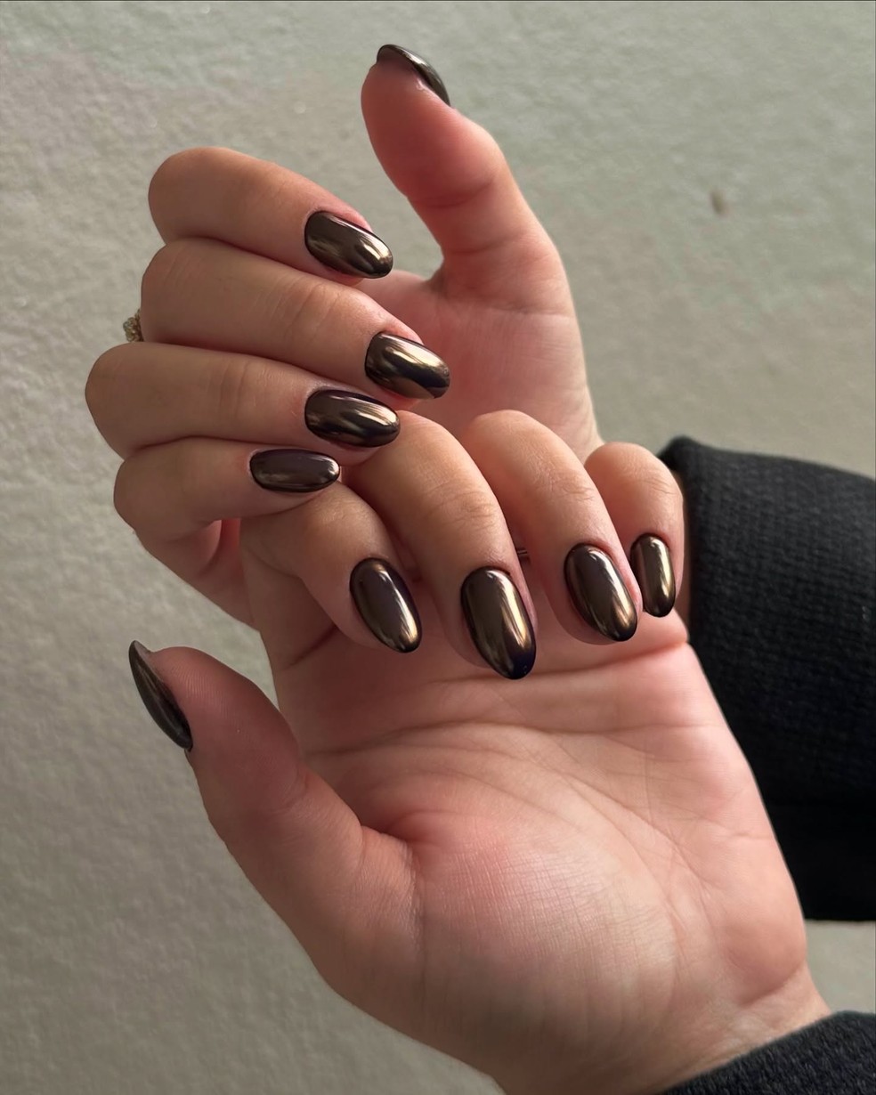 Tendências de cores e acabamentos de esmaltes para a temporada de inverno 2025 — Foto: @gelpolish_bar