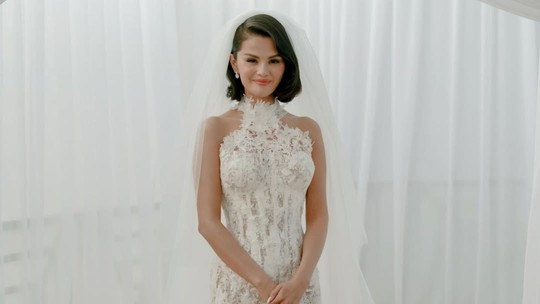 Aqui estão todos os produtos usados na maquiagem de noiva de Selena Gomez