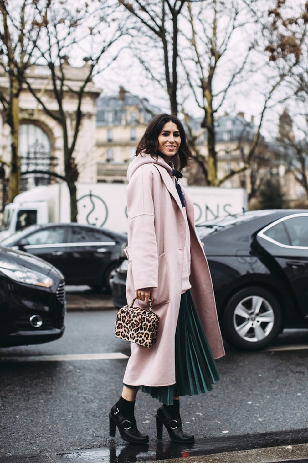 A beleza está nos detalhes: olha que amor a maletinha com a padronagem com fundo rosé (Foto: Imaxtree) — Foto: Glamour