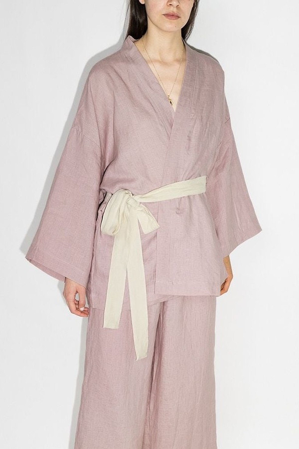 Com traços inspirados nos quimonos, o pijama da Deiji Studios é de linho e cai perfeitamente em mães minimalistas (R$ 1.891 no Farfetch) (Foto: Reprodução/Farfetch) — Foto: Glamour