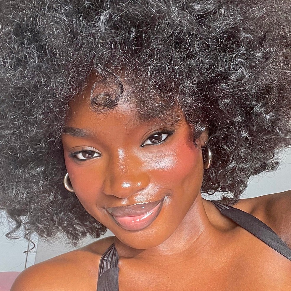 Peach Fuzz como blush — Foto: Reprodução @isabelleikpeme