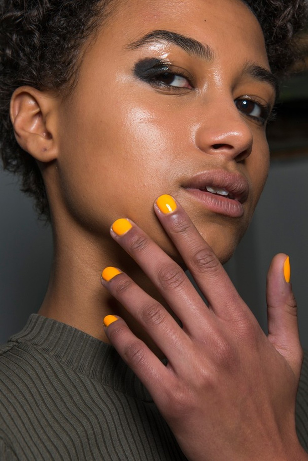 Esmalte amarelo no desfile de Osman (Foto: ImaxTree) — Foto: Glamour