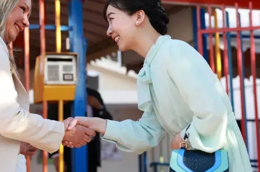 Princesa Kako, do Japão, usa bolsa de marca brasileira